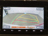 後方の死角を軽減し、狭い場所での切替しや駐車もしやすくなるバックモニターを装備しています。