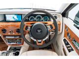 Rolls-Royceのステアリングはグリップ性が高く、ドライバーのストレスを低減致します。
