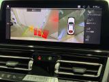 リヤビューカメラはガイドライン付きハンドル操作に連動して進行方向を示してくれます。