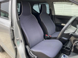 運転席まわりには十分なスペースがあり、大柄な方でもゆったり運転していただける環境です。