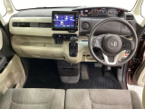 車内は光触媒抗菌消臭施工済です。インパネ周りはスタイリッシュなデザインで機能や装備も充実しています。グローブボックスやカップホルダーのほかにトレーなどたくさんの収納スペースが付いています。