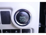 エンジン起動はブレーキを踏みながらパワースイッチを押すだけ。簡単操作でスマート発進!