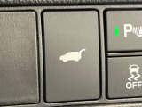 【ハンズフリーパワーバックドア】リアバンパー下部に足先を出し入れするだけでバックドアが自動で開閉♪両手が荷物でふさがっている時でもラクラク開閉操作が行えます!