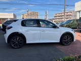 納車前は専門メカニックが専用故障診断器を使用し2年定期点検相当の67項目、独自点検(エンジンルーム・足回り・計器類・内装の損傷等)の50項目、計117項目の点検整備実施の上お客様へご納車致します。