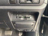 【ETC】有料道路を利用する際に料金所で停止することなく通過できる、ETC車載器(ノンストップ自動料金収受システム機器)が装備されています。セットアップを行うことで利用可能になります。