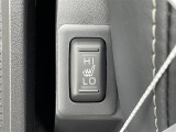 【シートヒーター】シートを温めてくれる暖房機器です!長時間座っていると負担が掛かりやすい背中や腰、または冬場などの寒い日に冷えやすい脚部に快適なぬくもりを伝えます。