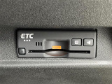 【ETC】有料道路を利用する際に料金所で停止することなく通過できる、ETC車載器(ノンストップ自動料金収受システム機器)が装備されています。セットアップを行うことで利用可能になります。