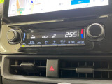 【オートエアコン】一度お好みの温度に設定すれば、車内の温度を検知し風量や温度を自動で調整。暑い…寒い…と何度もスイッチ操作をする必要はありません。快適な車内空間には必須の機能ですね♪