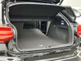 開口部が低く設定されているので、荷物の積み下ろしがスムーズに行えます。更に分割可倒式リアシートの採用でシートのバックレストを倒すと、大きく長い荷物も積み込めます。