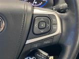 【レーンディパーチャーアラート】道路上の白線・黄線をセンサーで認識。ウィンカー操作を行わずに車線を逸脱する可能性がある場合、ブザーとディスプレイの警報でお知らせ。安全運転をサポートします。