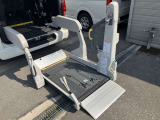 リモコン付き電動スイングアームリフトです。