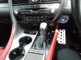 “F SPORT”専用ディンプル本革ステアリング(パドルシフト付)&“F SPORT”専用ディンプル本革シフトノブ