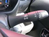 アダプティブLEDヘッドライトシステムは、照射パターンを変化させて対向車や先行車が眩しくならないようにハイビームをキープすることで、良好な視界を確保します。もちろん自動点灯/消灯するオートライトも。