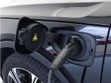 専用コードを接続するだけで簡単に充電が行えます。プラグインハイブリッドモデルRecharge PHEV T5は、走行中の充電のほか自宅などに設置された充電機器からの充電が可能です。