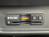 【純正ビルトインETC2.0(DSRC/ITSスポット)】ETCカードを挿入すれば料金所はノンストップで通過できます。ETC限定の割引や、高速道路の情報提供サービスを利用できます。