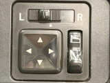 【電動格納ミラー】サイドミラーは電動格納式となっており、狭い駐車場でもキズがつくリスクを抑えられます。