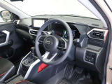 運転席は見晴らしが良く、運転しやすいレイアウトになっています。