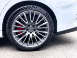 納車前整備はメーカー規定に基づき併設工場で入念に行います。メルセデス・ベンツ指定のツールと技術を用い、メーカーの研修を受けたメカニックがお客様のお車を整備いたします。