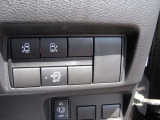 ハンズフリーオートスライドドア〈両側〉(挟み込み防止機構付)は運転席からも開閉可能。また、荷物やお子さまの抱っこで両手がふさがっていても、片足を振り入れるだけでスライドドアが開閉できます。