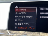 マットブラックにホワイトのLIBERALAのロゴの建物と看板が目印です。