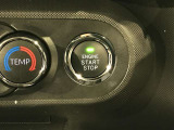 エンジンスタートスイッチです。キーが車内にあれば、エンジンの始動や停止はスイッチを押すだけ!キーを取り出す手間を省き、ワンプッシュで操作できるので簡単でスムーズです。