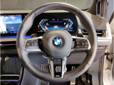 【ハンドル】ドライバーとBMW車の一体感がダイレクトに伝わるステアリングホイール。形状・太さへの拘りに加えて、操作性を高める為にスイッチ類も配置。クイックかつ安定のドライビングを体感下さい!