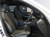 バケット・スタイルのM スポーツ・シートは、様々な調節機能を備え、運転席と助手席の乗員に優れたラテラル・サポートを提供します。