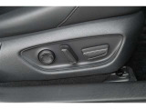 運転席は、前後スライド+リクライニング+シート上下+チルトアジャスターの8ウェイパワーシートで、さらに電動ランバーサポートも装備しています。