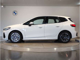BMWではロングホイールベースの採用をしており、すべての車種に適用され、走行中の安定感の向上されております。また室内空間の広さにも貢献しております。