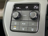 【オートエアコン】一度お好みの温度に設定すれば、車内の温度を検知し風量や温度を自動で調整。暑い…寒い…と何度もスイッチ操作をする必要はありません。快適な車内空間には必須の機能ですね♪
