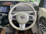 インテリアに合わせたデザインのステアリングは、運転される方のことも考え、運転しやすい形状、大きさです。是非一度、実際に触ってお確かめください。