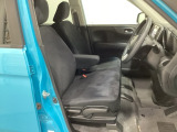 女性でも運転がしやすいように、シートの高さ調整機能(シートリフター)がついています。運転席と助手席の間が空いている為、助手席側への移動がスムーズです。交通量の多い道でも助手席側から乗り降りができます。