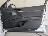 運転席ドア内張はご覧の通り。ドアポケットの収納もバッチリです