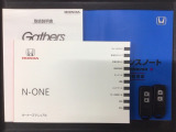 スマートキーは鍵をバッグに入れたままでもドアロックの開閉やエンジンのON・OFFができます。夜間や雨の日も鍵を探さなくて良いので便利です。