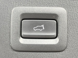 【パワーバックドア】スマートキーや運転席のボタンを押すだけでリアゲートが自動で開閉します!荷物を持っている時や、高い位置にあるバックドアを閉める際に便利な機能です♪