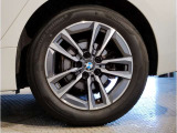 BMWの純正アロイホイールは軽量かつ強度にも優れているホイールで走行性能を引き上げる設計になっております。足元にもBMWは妥協がなくこだわっている個所になります。