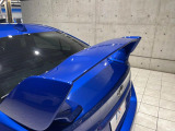 【大型リヤスポイラー】スポーツカーらしさがグッと引き立つ大型リヤスポイラーを装着♪高速走行時のスタビリティ(走行安定性)向上に役立ちます。