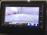 リバースギアに入れるだけで後方の表示へ切り替わります。夜間や雨の日の駐車も楽になりますよ。