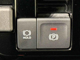 指先だけで簡単に操作が可能な電動パーキングブレーキを採用。「HOLD」スイッチを押すと、渋滞や信号待ちなどでブレーキペダルから足を離しても、ブレーキを保持するので安心です