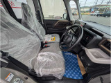 前席は人気のベンチシートタイプなので運転席、助手席の行き来が楽々です☆