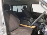 フラットで開放感のある運転席・助手席シートです