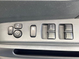 【電動格納ミラー】サイドミラーは電動格納式となっており、狭い駐車場でもキズがつくリスクを抑えられます。