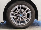 BMWの純正アロイホイールは軽量かつ強度にも優れているホイールで走行性能を引き上げる設計になっております。足元にもBMWは妥協がなくこだわっている個所になります。
