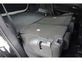 セカンドシートを倒した状態です。セカンドシートは独立可倒、荷物に合わせてラゲッジスペースをアレンジできます。