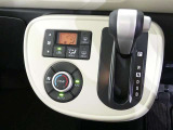オートエアコンは、設定温度に自動で調整してくれるので車内は、いつも快適にしてくれます。