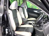運転席まわりには十分なスペースがあり、大柄な方でもゆったり運転していただける環境です。
