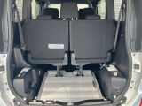 スロープを倒すことで、車いす使用者が乗らない場合、荷物の積み降ろしが楽になります。