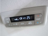 【オートエアコン】温度を設定すれば自動で快適な車内温度を保ちます。エアコン内部の高性能脱臭フィルターで車内のアレルゲンや花粉を除去。