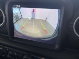 シフトギアを「R」に入れると、自車のすぐ後方の様子をモニターに広角映像で表示します