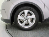 機敏さを引き立てる純正アルミ 215/60 R17 装着!